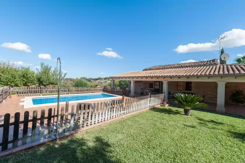 Holiday rentals in Ses coves, Llubí