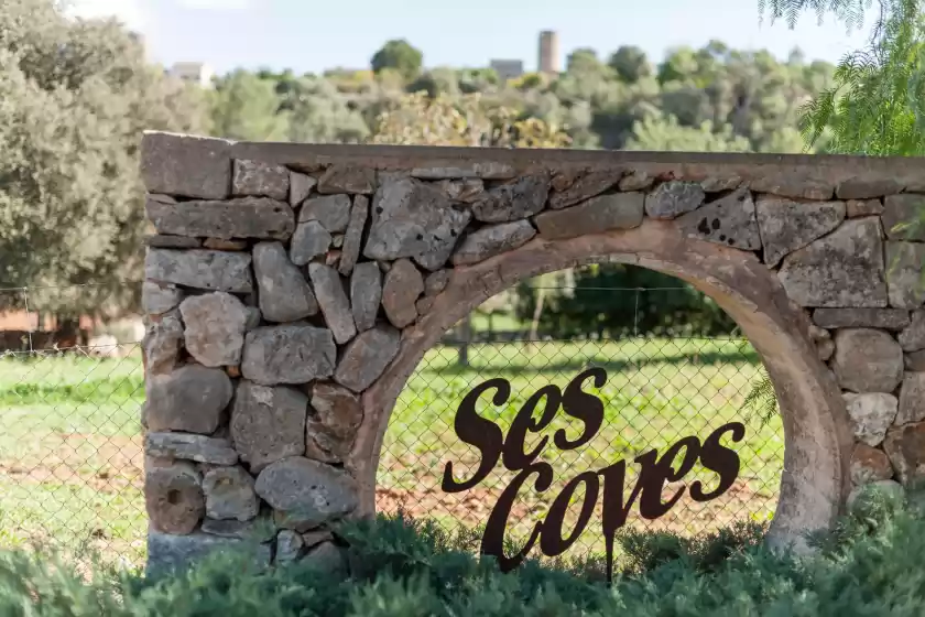 Holiday rentals in Ses coves, Llubí