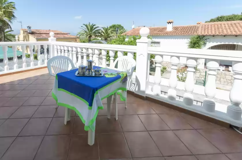 Holiday rentals in Mengual, Oliva