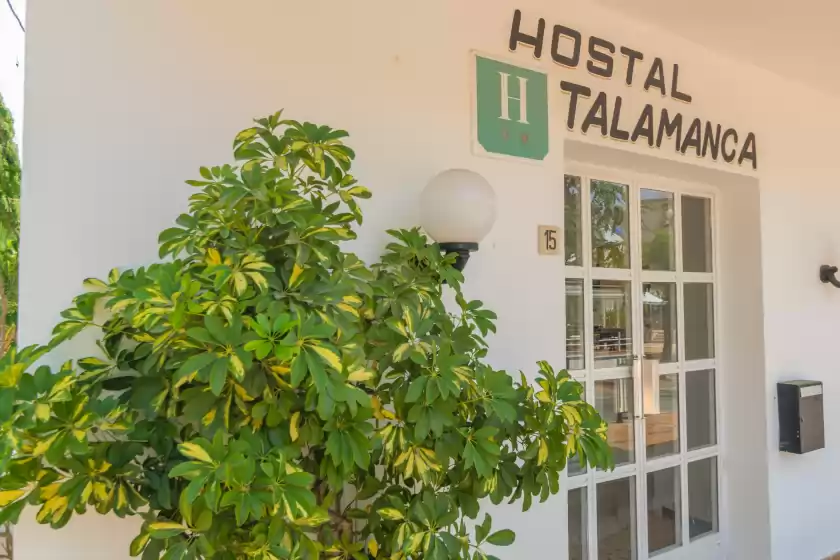 Holiday rentals in Hostal talamanca hab. triple, Cala d'Or