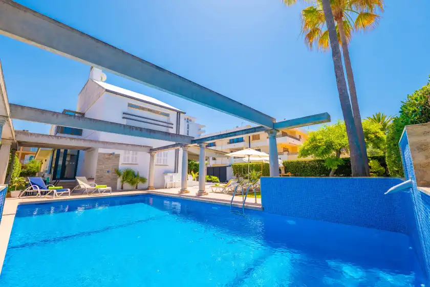 Holiday rentals in Estrel