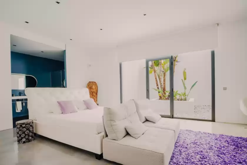 Holiday rentals in Villa serenity, es Cubells