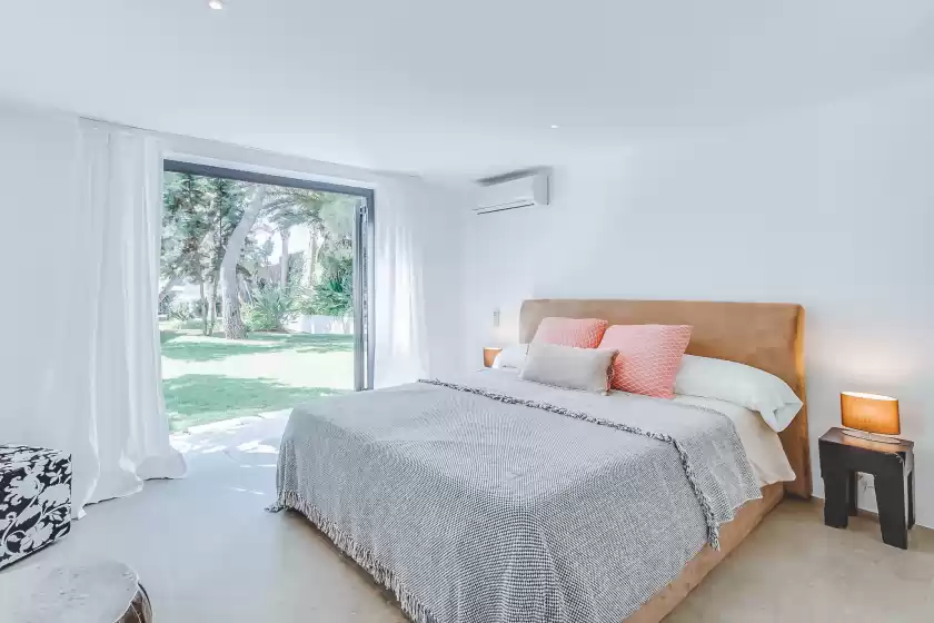 Holiday rentals in Villa vivian, Sant Agustí des Vedrà