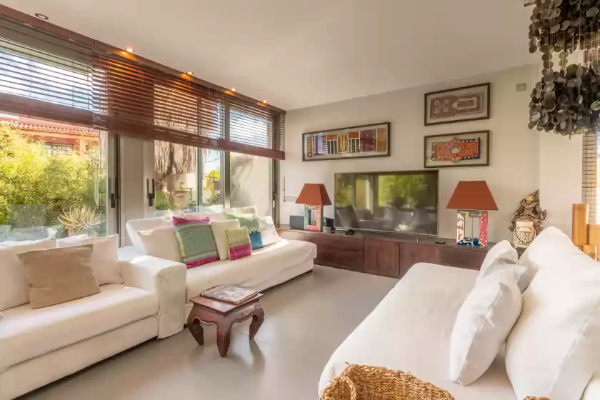 Holiday rentals in Villa zebra, Puig d'en Valls